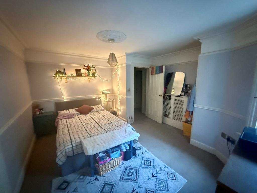 Lot: 83 - LOWER GROUND FLOOR FLAT FOR INVESTMENT - Bedroom 1